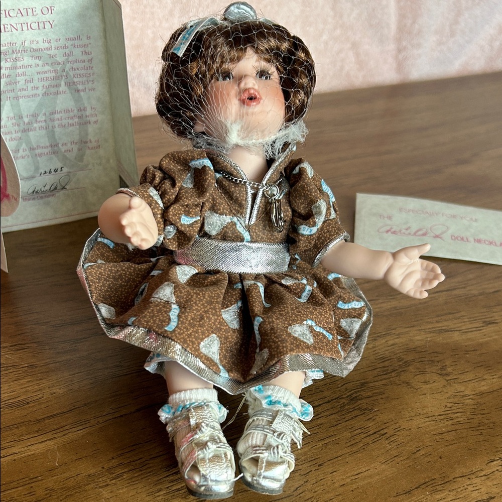 Maria Osmond Collections. Charming Brown and Silver Kisses Tiny Tot